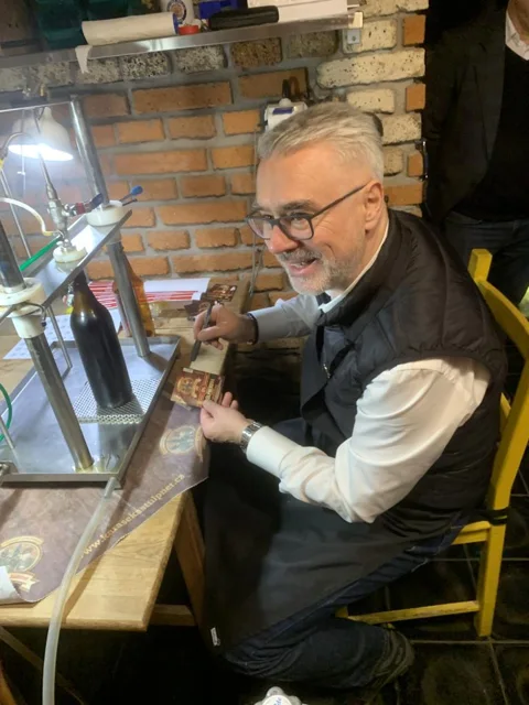 Šťastná várka č. 333 - Pan Michael Oeljeklaus při zkoušce ručního lahvování piva 